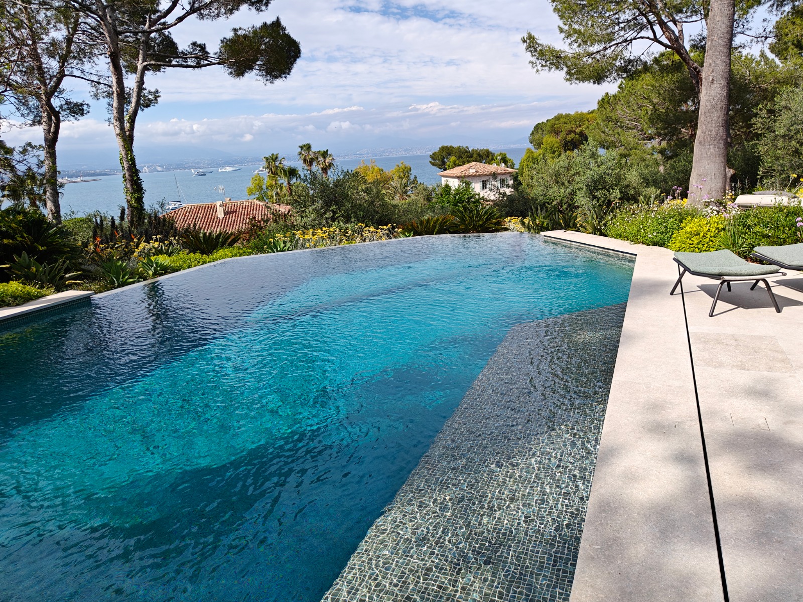 Piscine à débordement