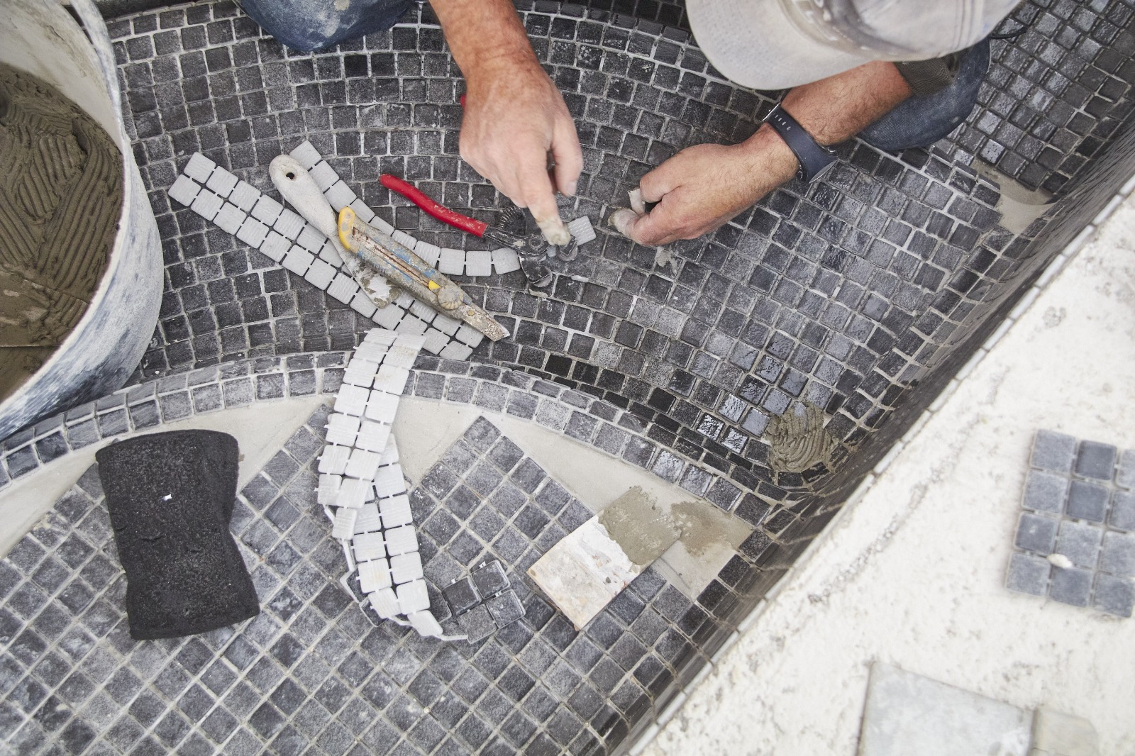 Artisan en plein travail mosaïque